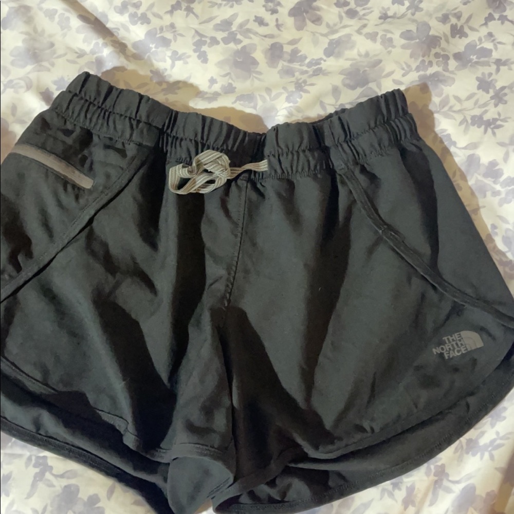 Womens North Face shorts w pocket